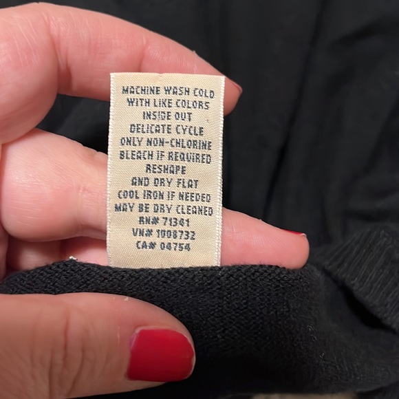 LL BEAN black v neck cotton and cashmere sweater - Picture 5 of 5